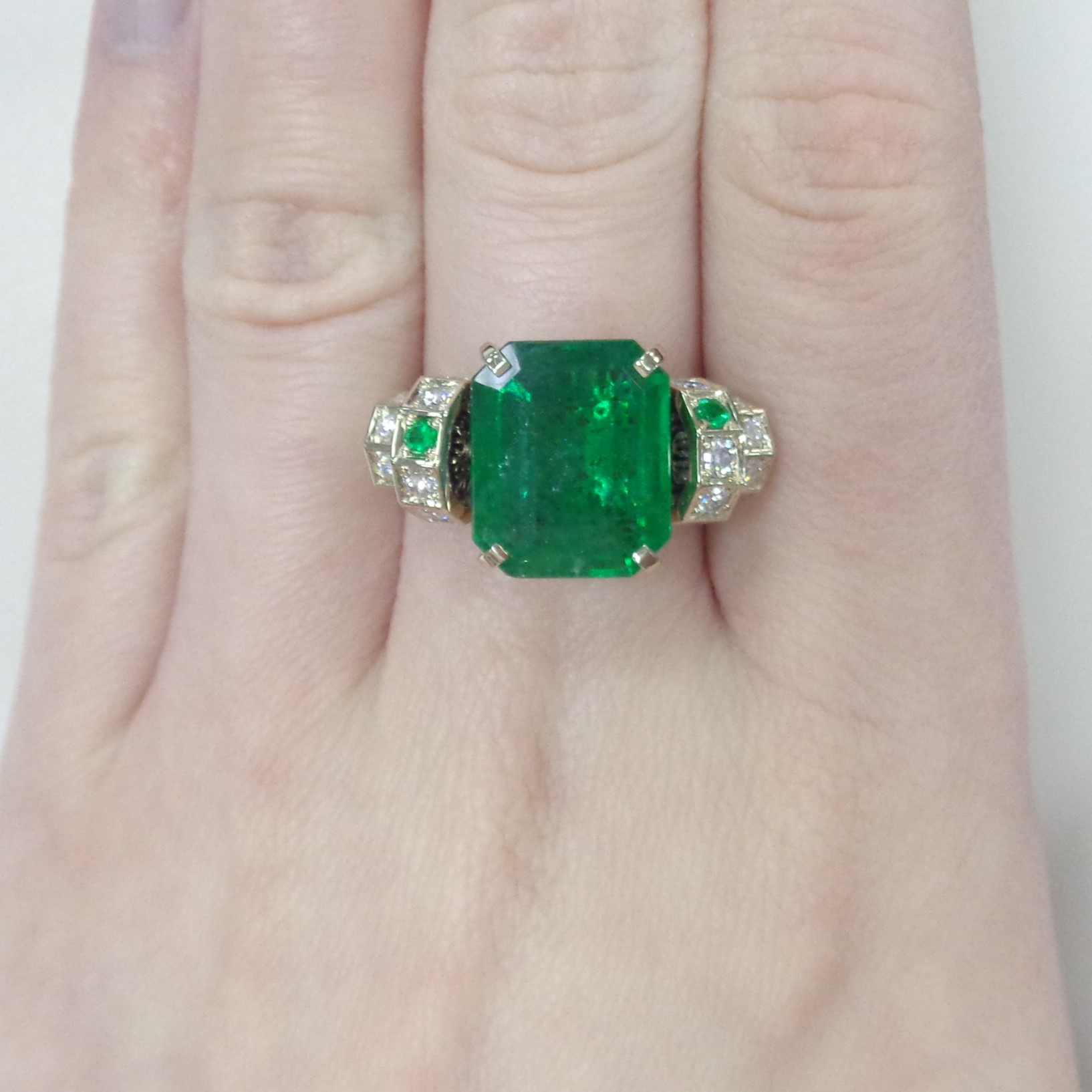 Кольцо из белого золота с изумрудом